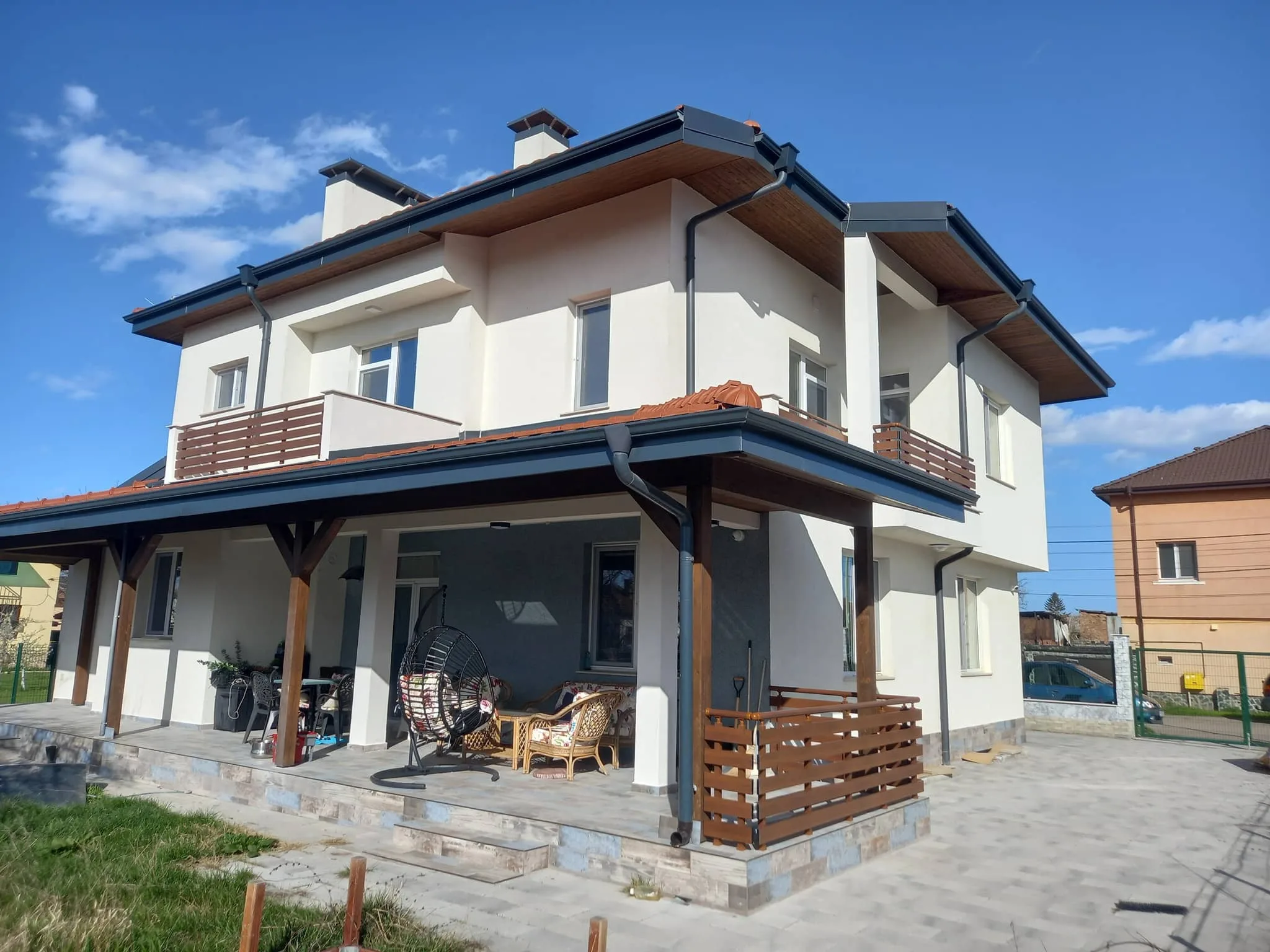 Алуминиев парапет ВИЛА с дървесен ефект – изработка и монтаж