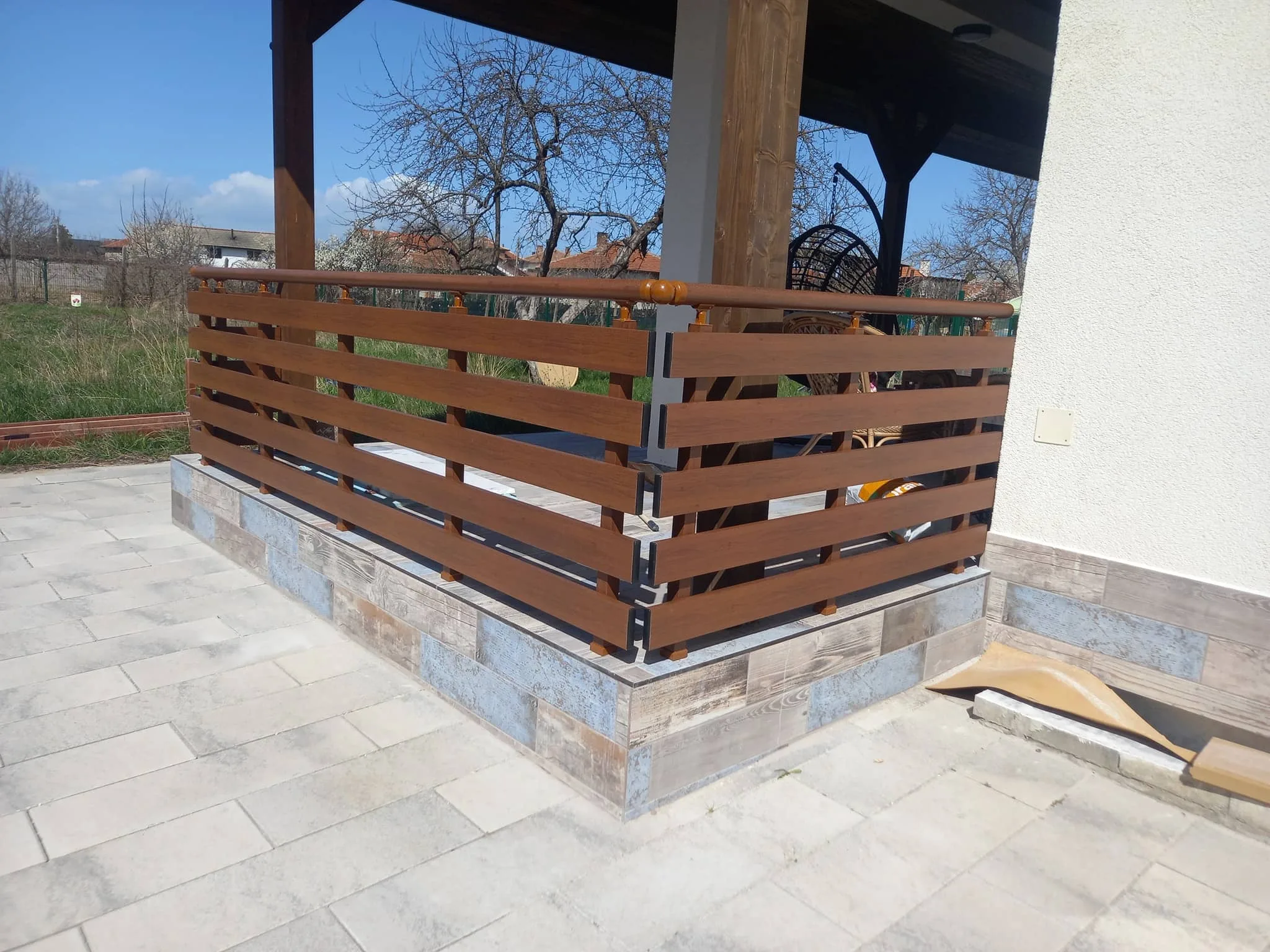 Алуминиев парапет ВИЛА с дървесен ефект – изработка и монтаж