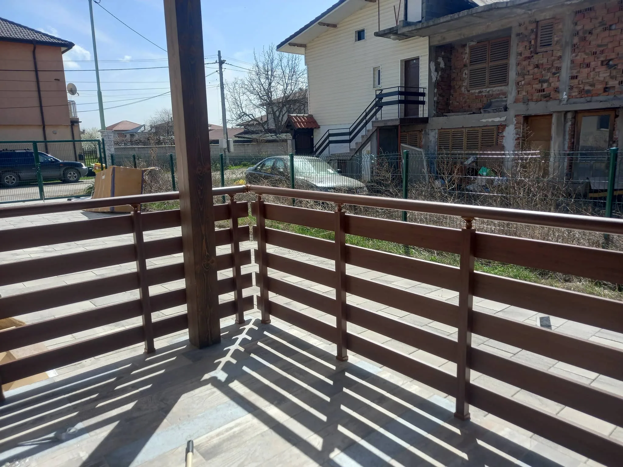 Алуминиев парапет ВИЛА с дървесен ефект – изработка и монтаж