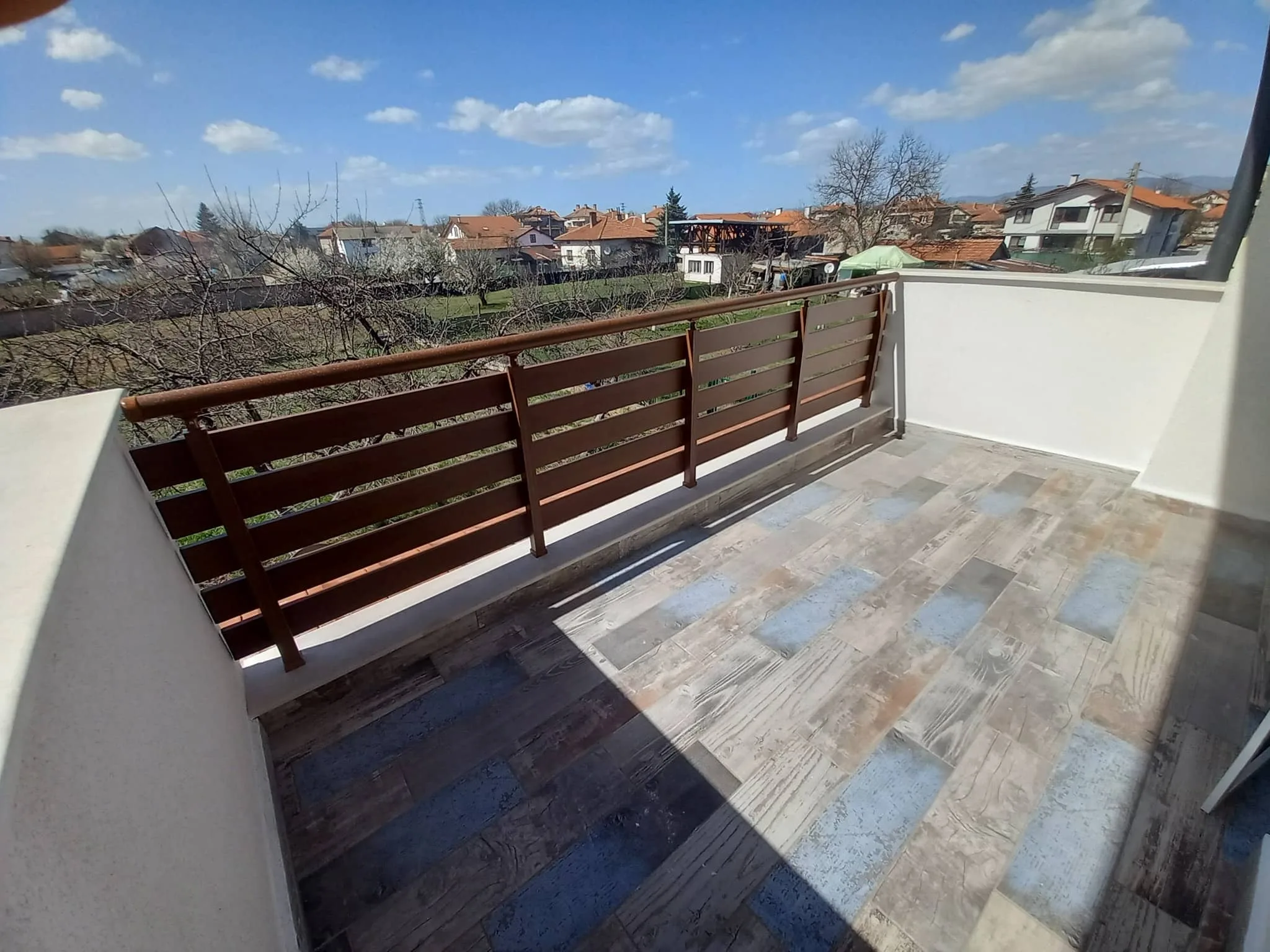 Алуминиев парапет ВИЛА с дървесен ефект – изработка и монтаж