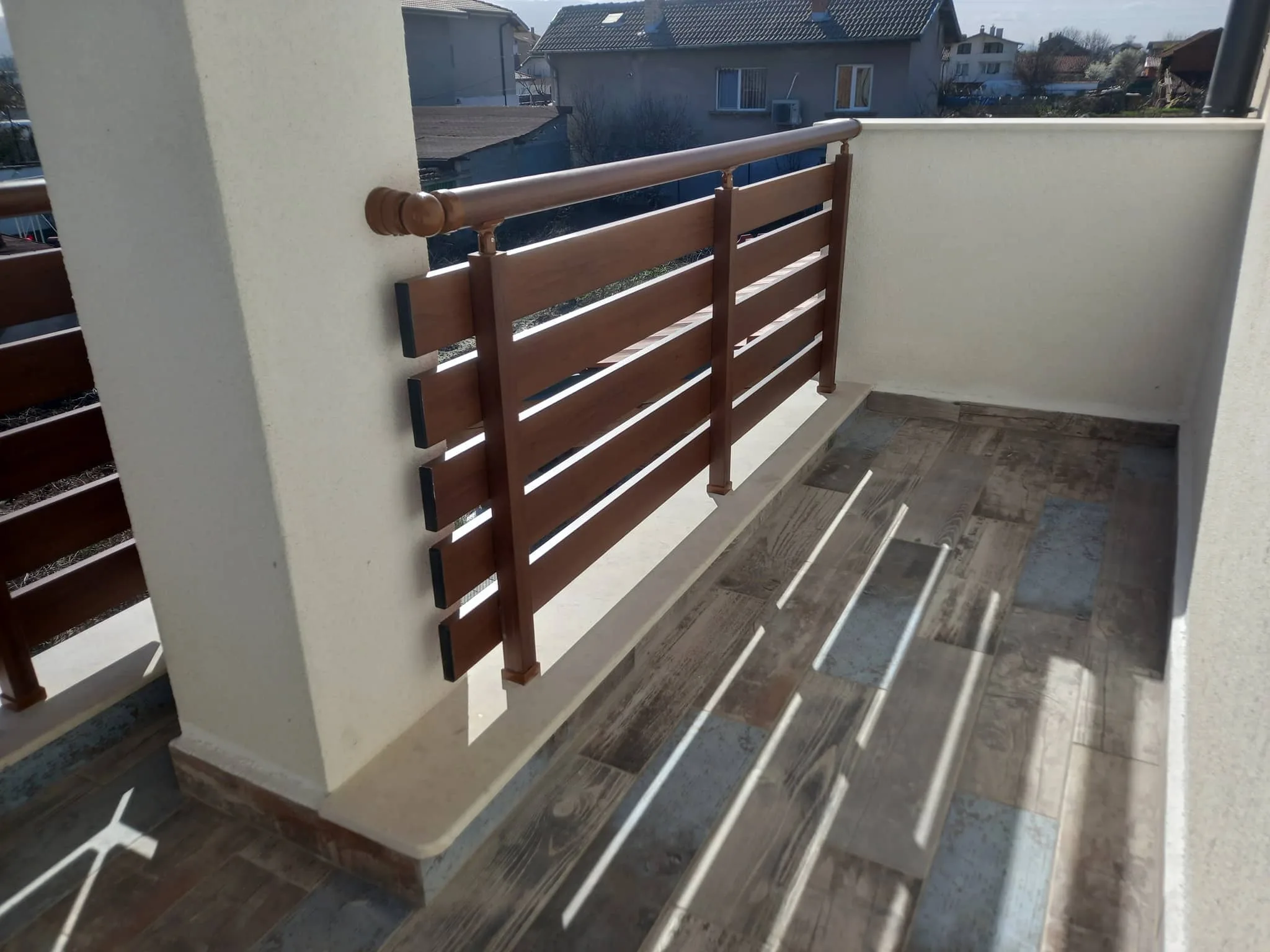 Алуминиев парапет ВИЛА с дървесен ефект – изработка и монтаж