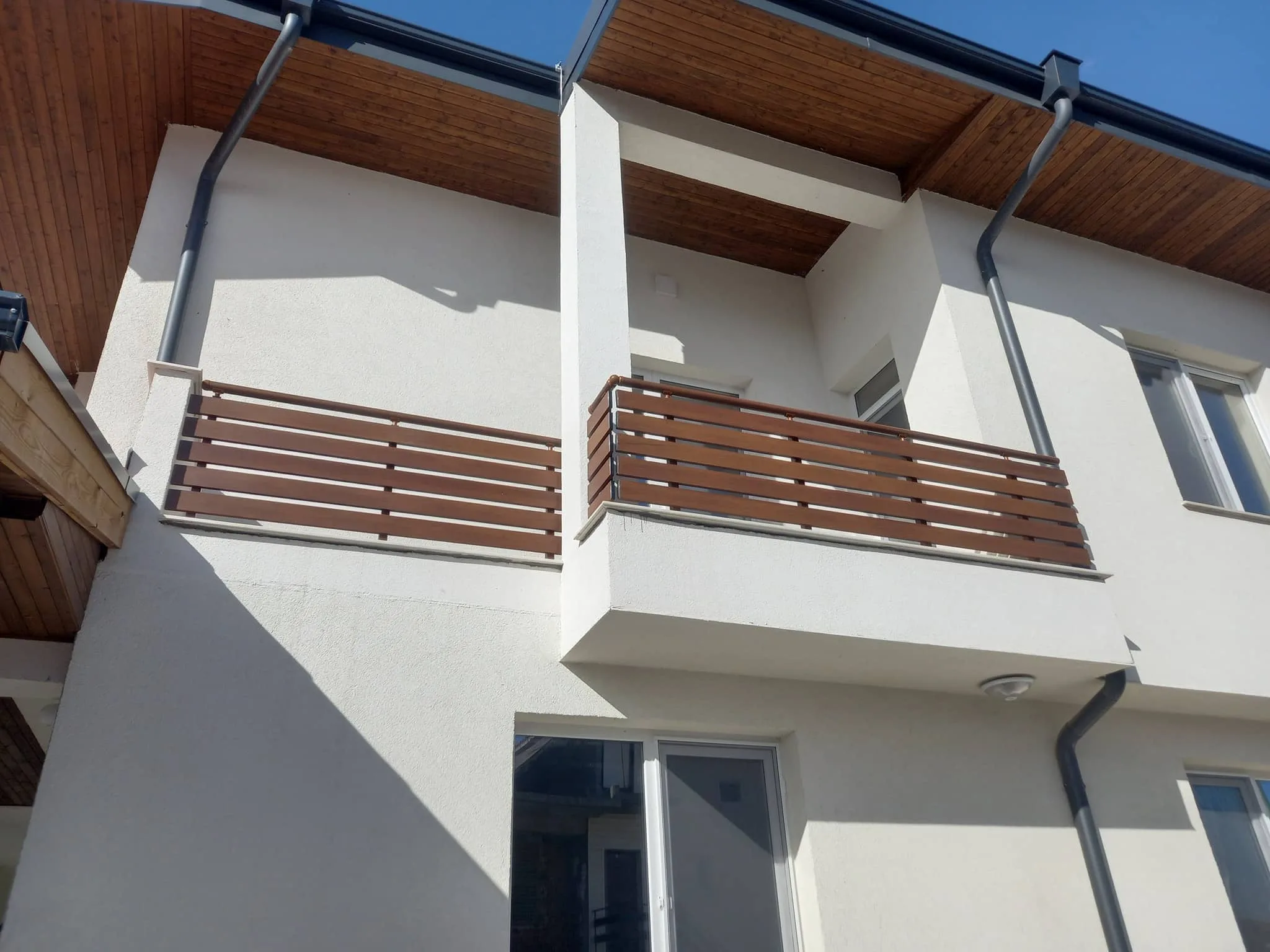 Алуминиев парапет ВИЛА с дървесен ефект – изработка и монтаж