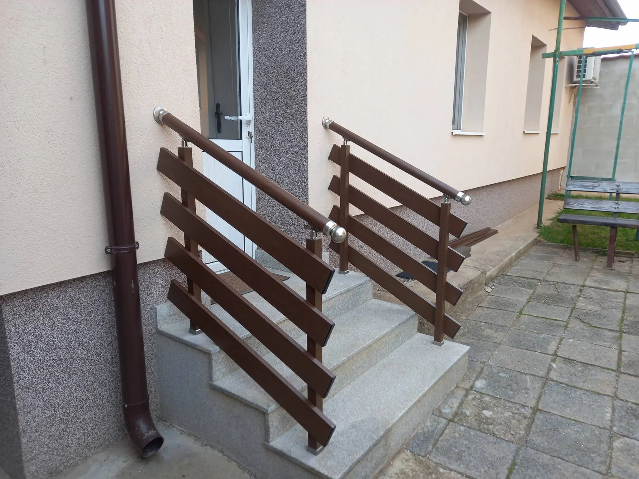 Алуминиев парапет ВИЛА с дървесен ефект – изработка и монтаж