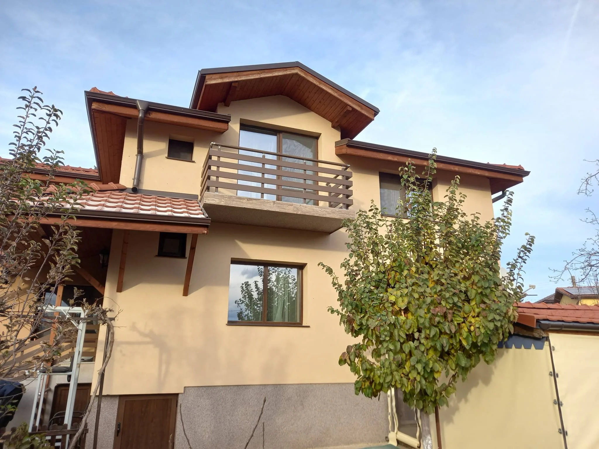 Алуминиев парапет ВИЛА с дървесен ефект – изработка и монтаж