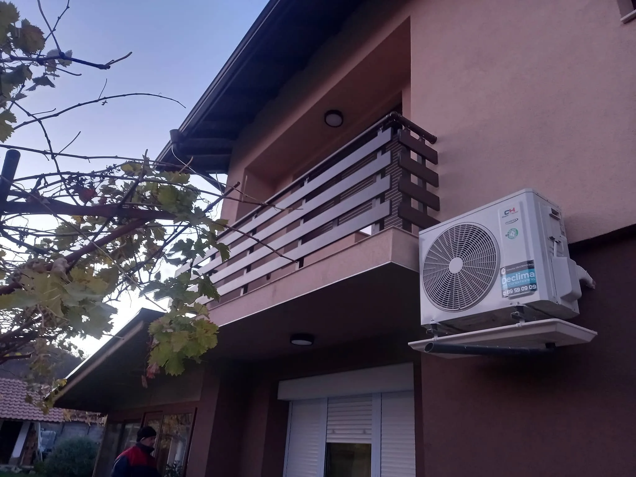 Алуминиев парапет ВИЛА с дървесен ефект – изработка и монтаж