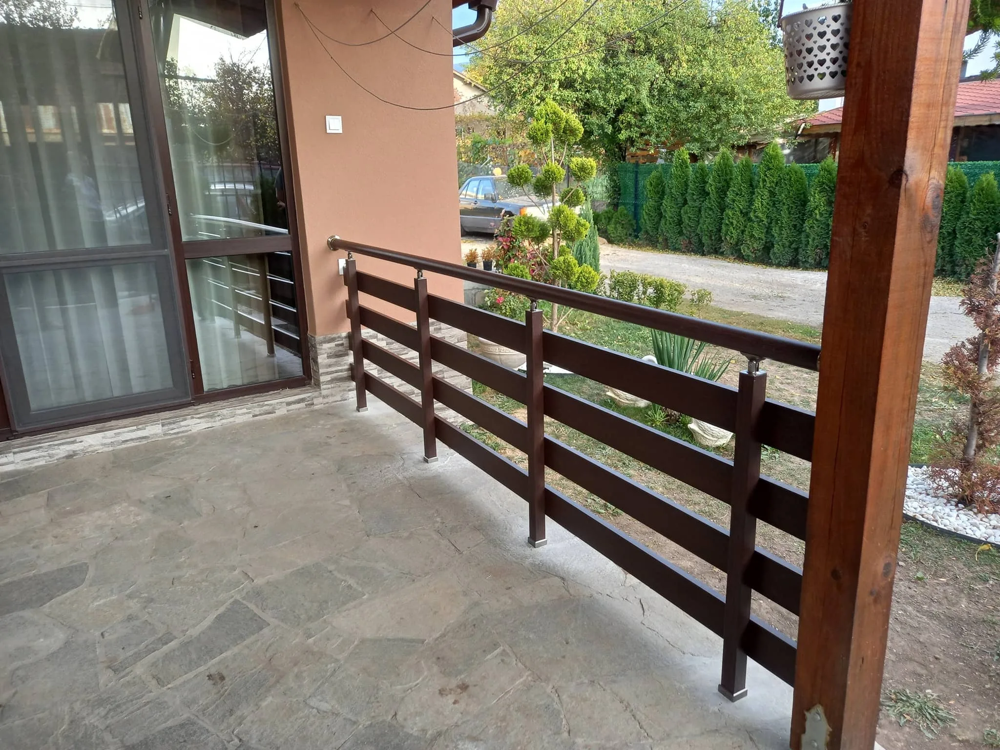 Алуминиев парапет ВИЛА с дървесен ефект – изработка и монтаж