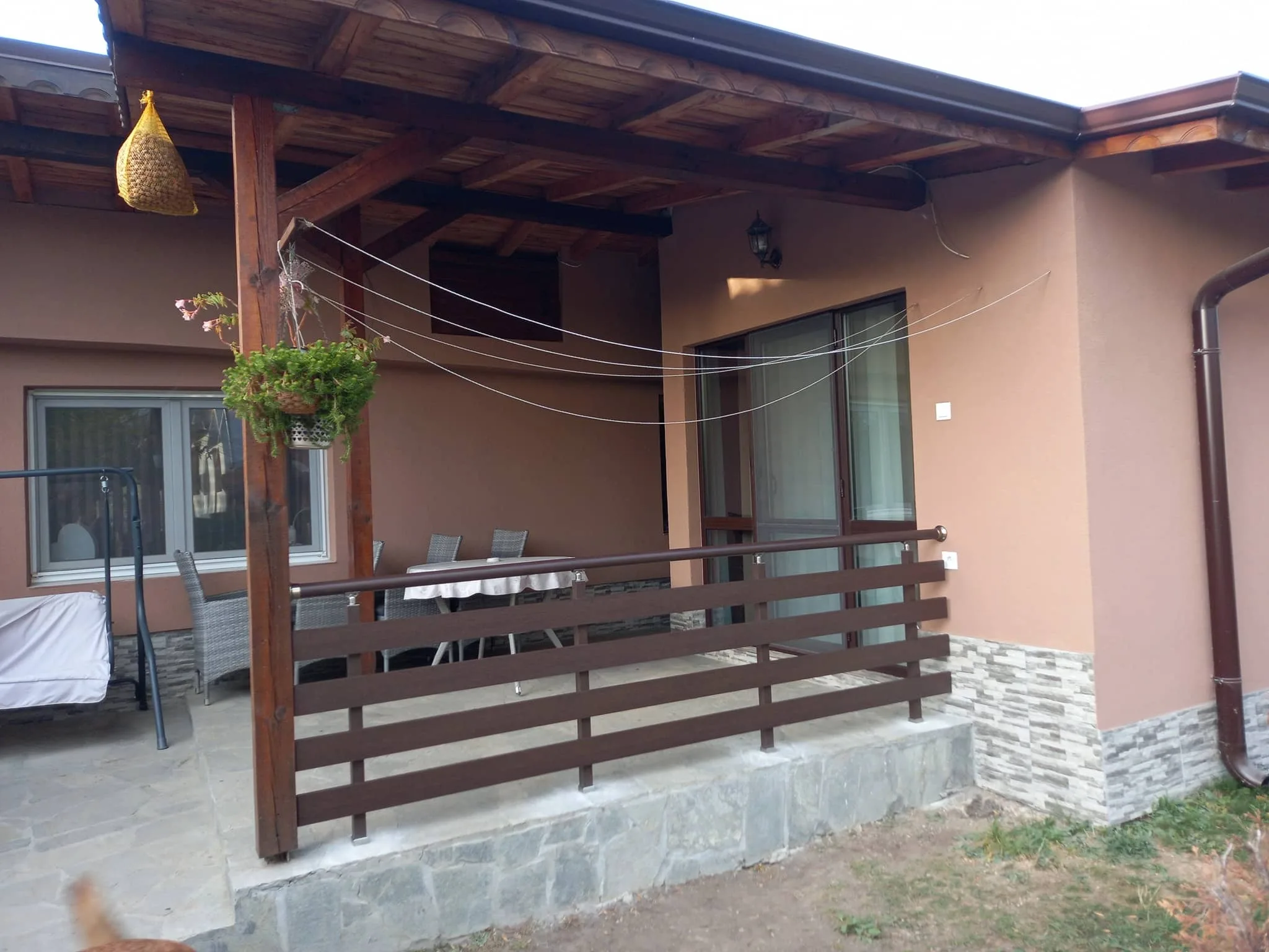 Алуминиев парапет ВИЛА с дървесен ефект – изработка и монтаж