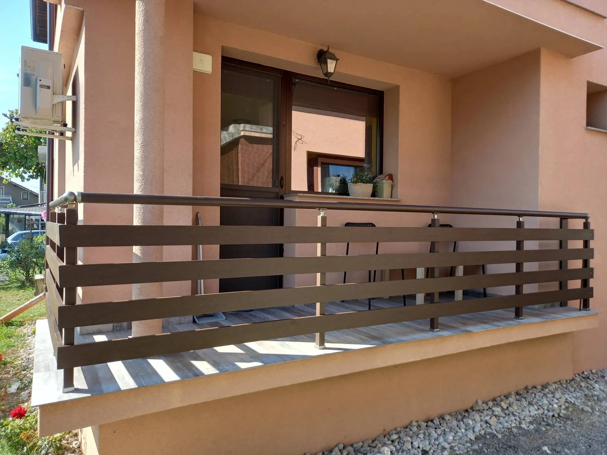 Алуминиев парапет ВИЛА с дървесен ефект – изработка и монтаж