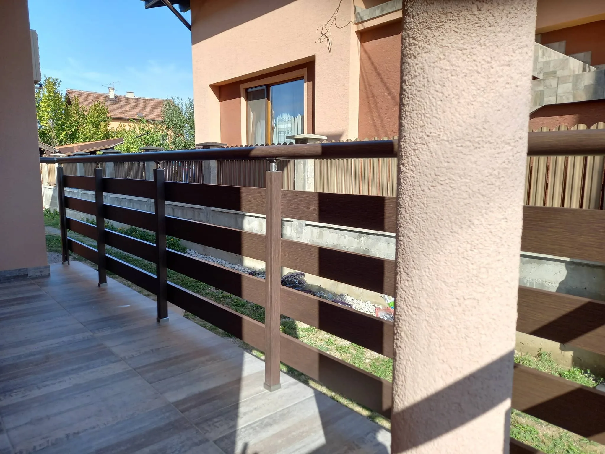 Алуминиев парапет ВИЛА с дървесен ефект – изработка и монтаж