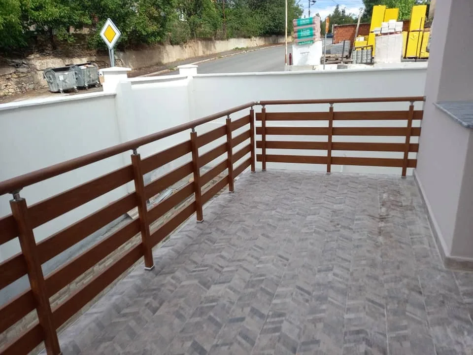 Алуминиев парапет ВИЛА с дървесен ефект – изработка и монтаж