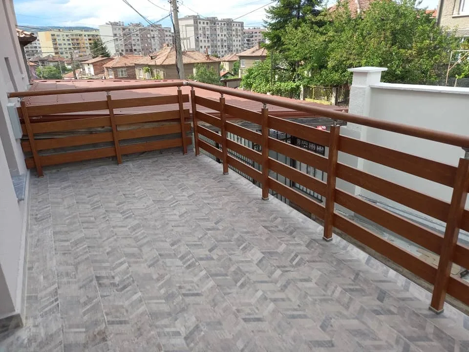 Алуминиев парапет ВИЛА с дървесен ефект – изработка и монтаж