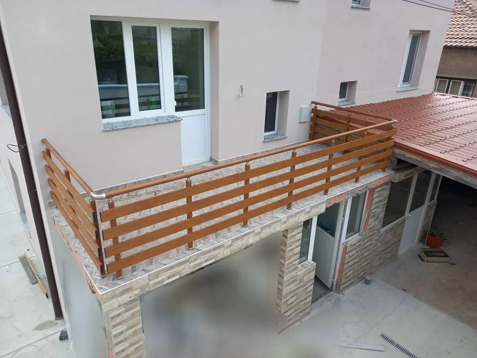 Алуминиев парапет ВИЛА с дървесен ефект – изработка и монтаж