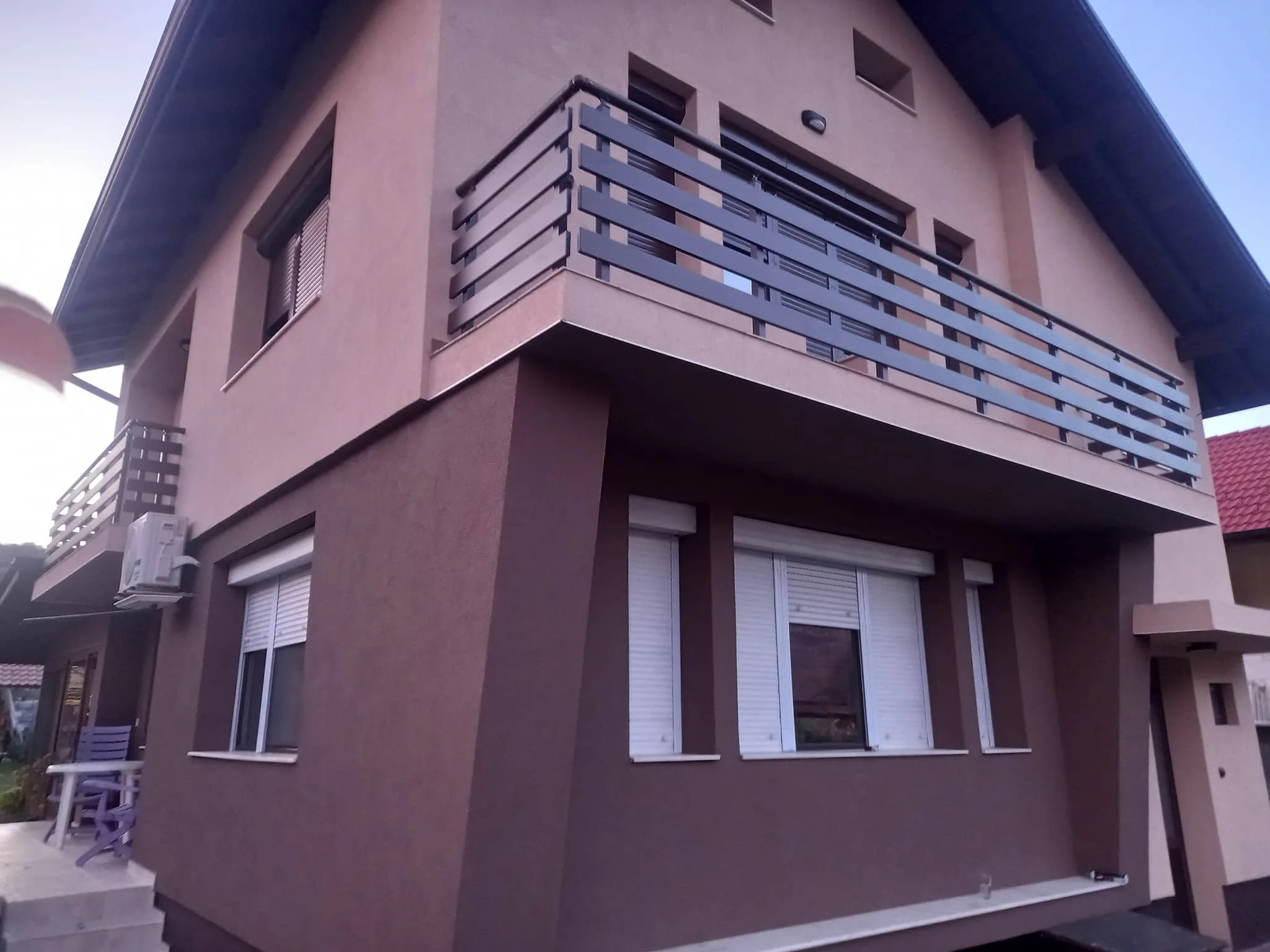 Алуминиев парапет ВИЛА с дървесен ефект – изработка и монтаж