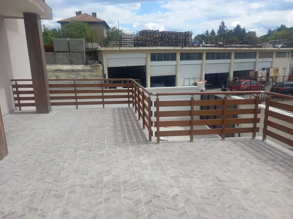 Алуминиев парапет ВИЛА с дървесен ефект – изработка и монтаж