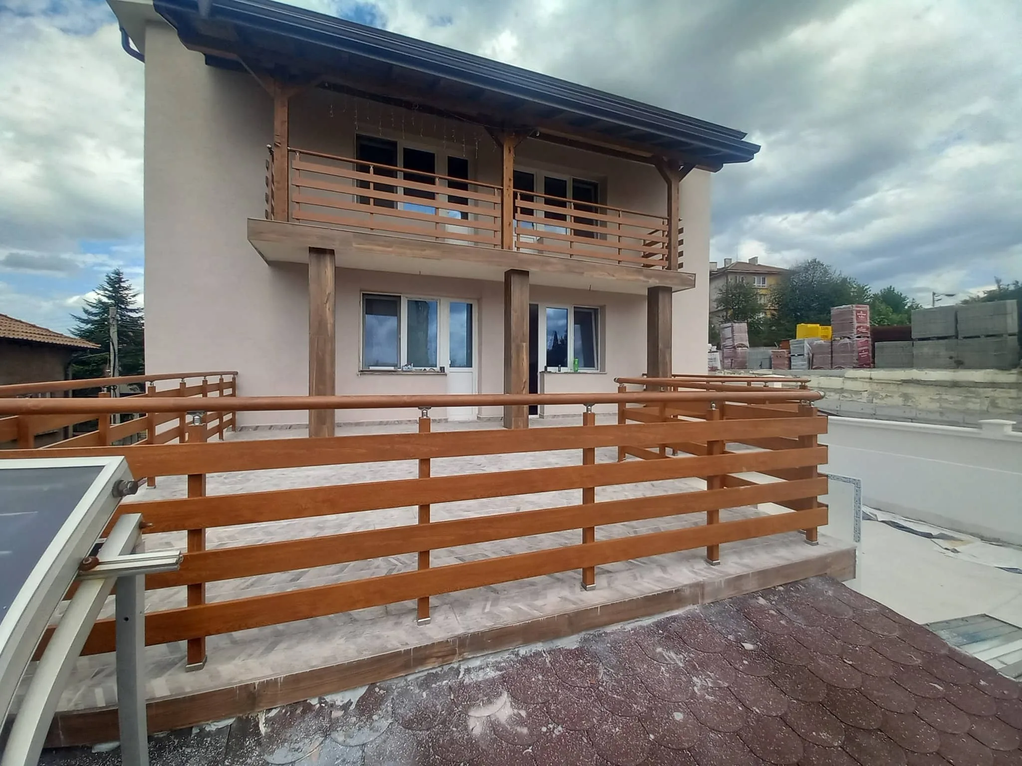 Алуминиев парапет ВИЛА с дървесен ефект – изработка и монтаж