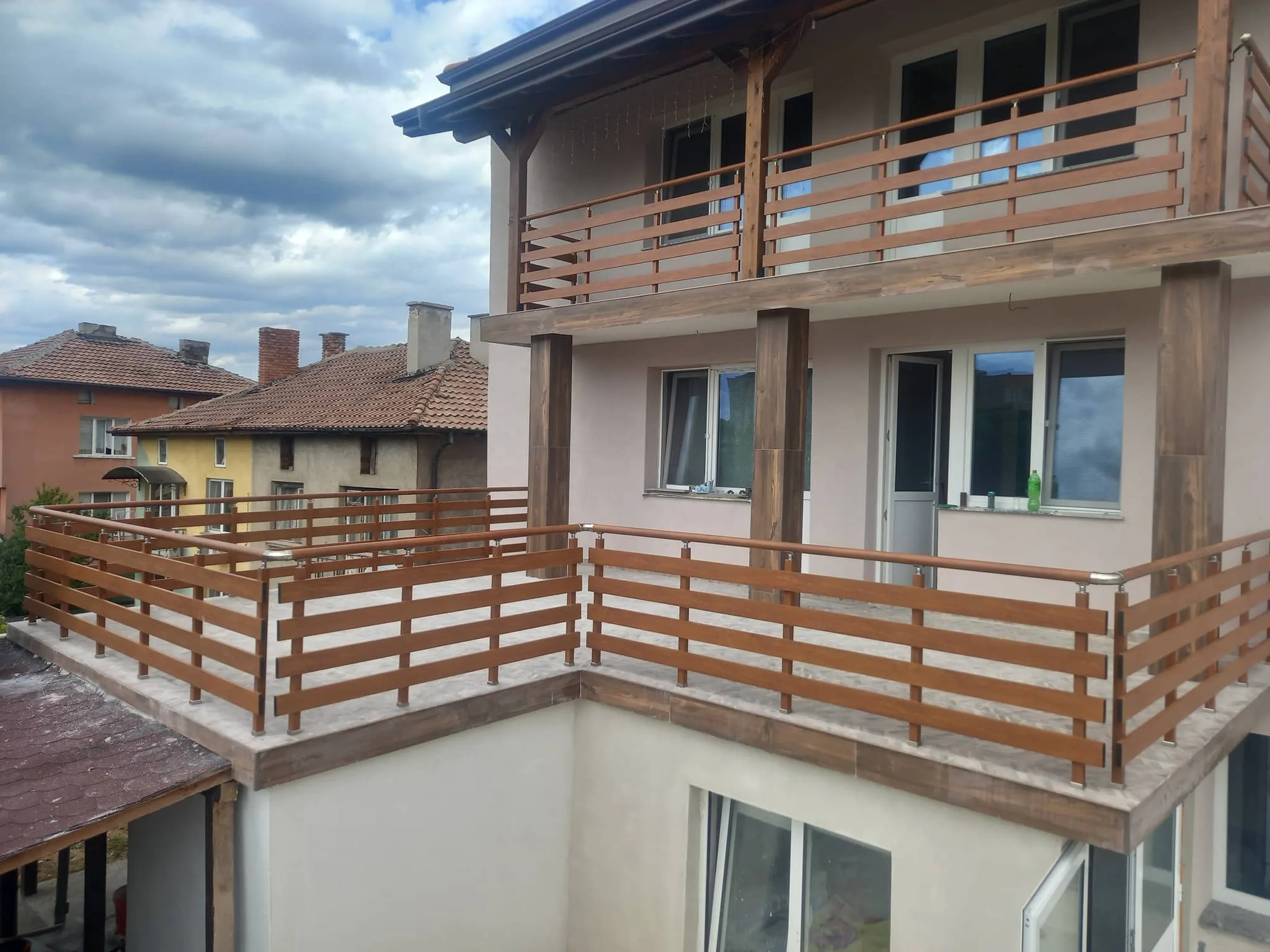 Алуминиев парапет ВИЛА с дървесен ефект – изработка и монтаж