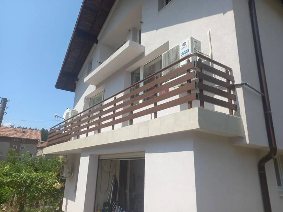 Алуминиев парапет ВИЛА с дървесен ефект – изработка и монтаж