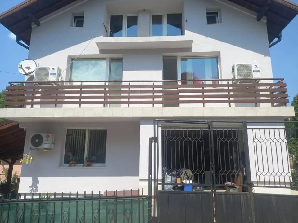 Алуминиев парапет ВИЛА с дървесен ефект – изработка и монтаж