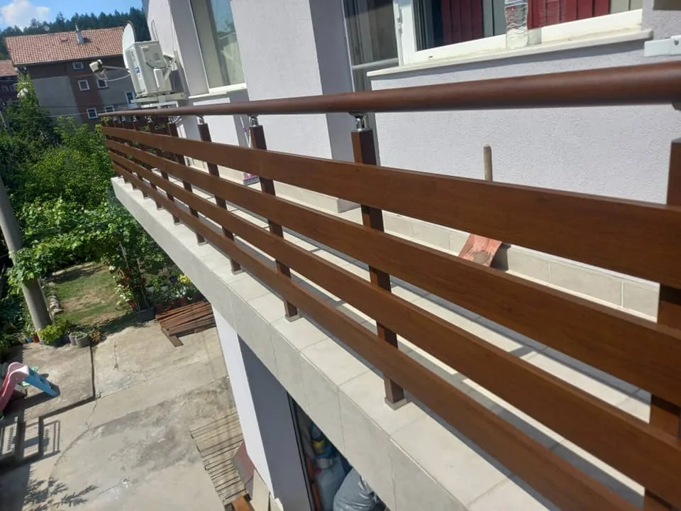 Алуминиев парапет ВИЛА с дървесен ефект – изработка и монтаж