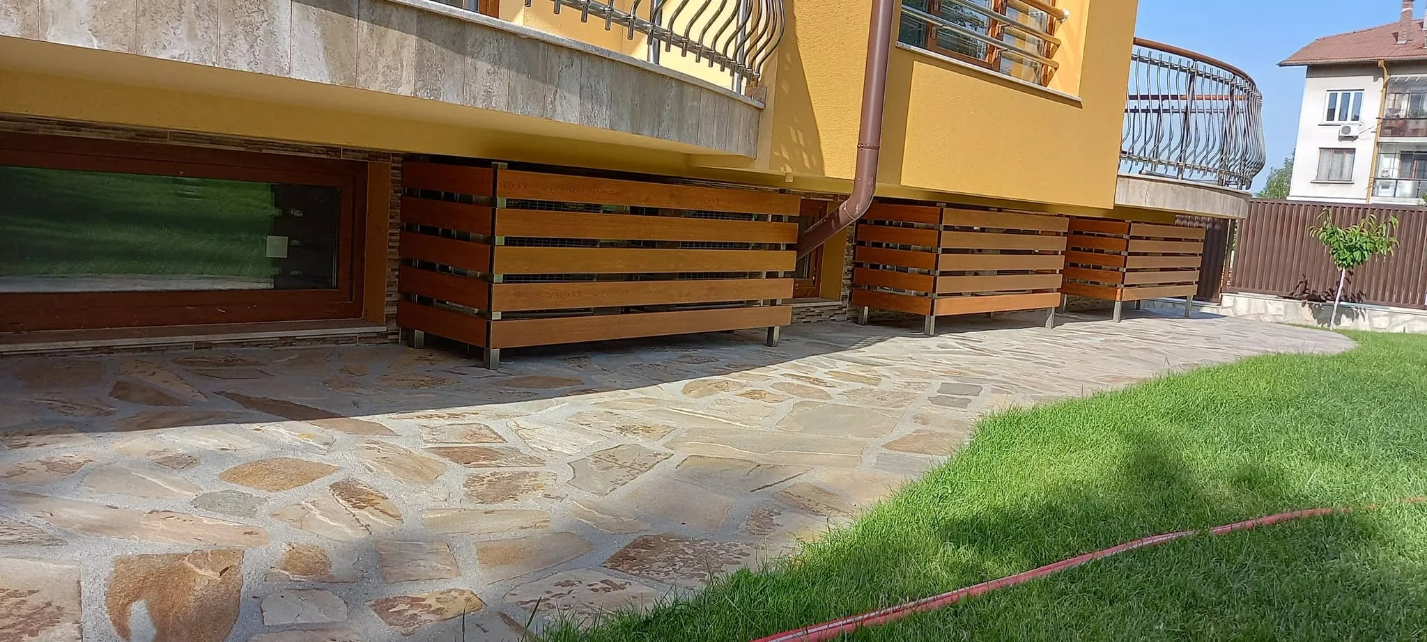 Алуминиев парапет ВИЛА с дървесен ефект – изработка и монтаж