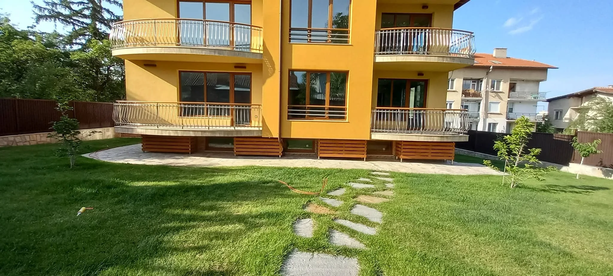 Алуминиев парапет ВИЛА с дървесен ефект – изработка и монтаж