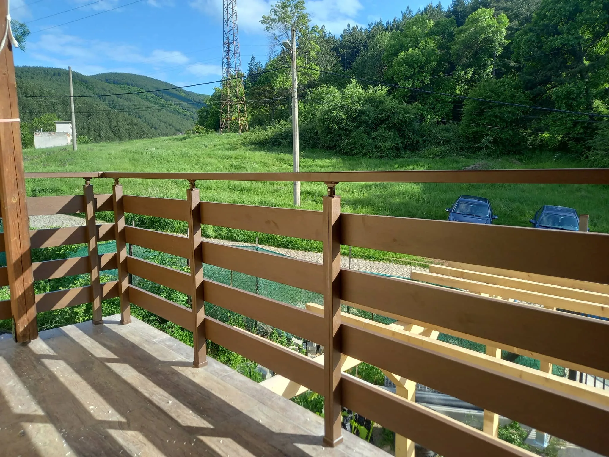 Алуминиев парапет ВИЛА с дървесен ефект – изработка и монтаж