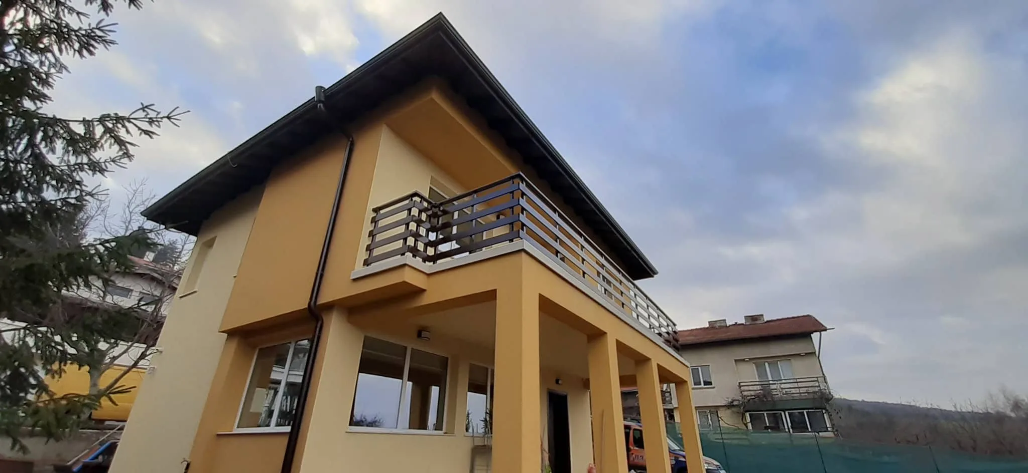 Алуминиев парапет ВИЛА с дървесен ефект – изработка и монтаж