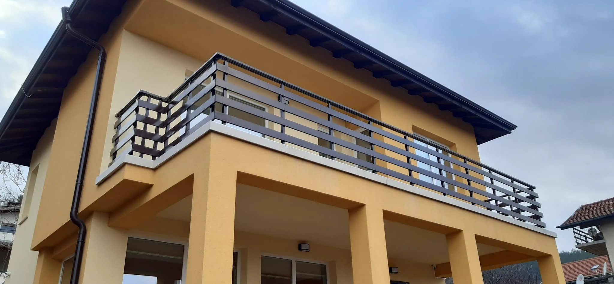 Алуминиев парапет ВИЛА с дървесен ефект – изработка и монтаж