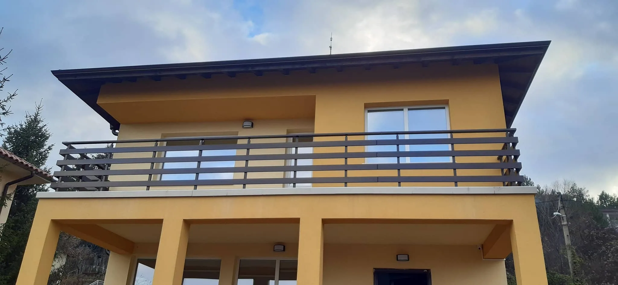 Алуминиев парапет ВИЛА с дървесен ефект – изработка и монтаж