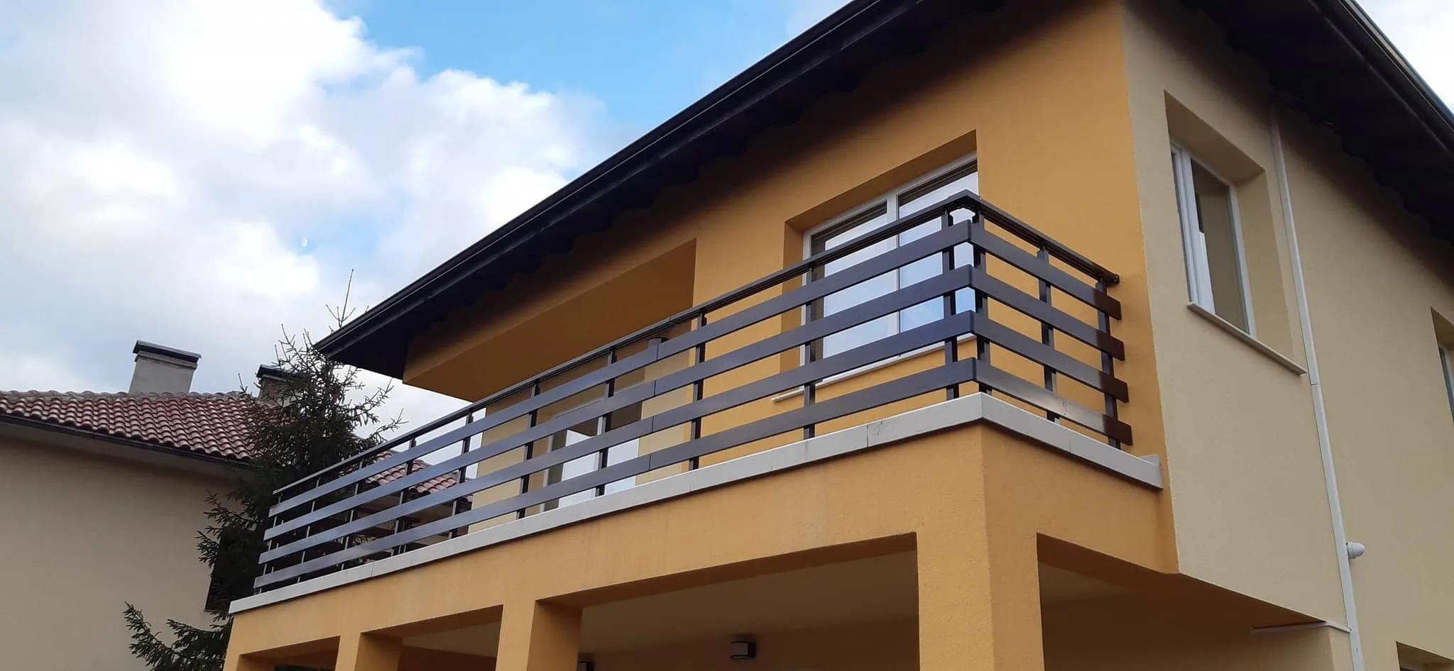 Алуминиев парапет ВИЛА с дървесен ефект – изработка и монтаж