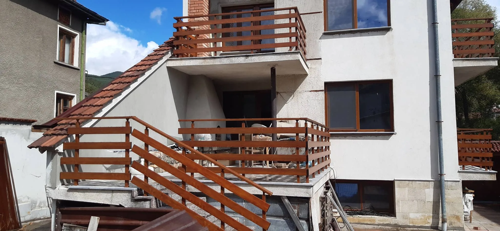 Алуминиев парапет ВИЛА с дървесен ефект – изработка и монтаж