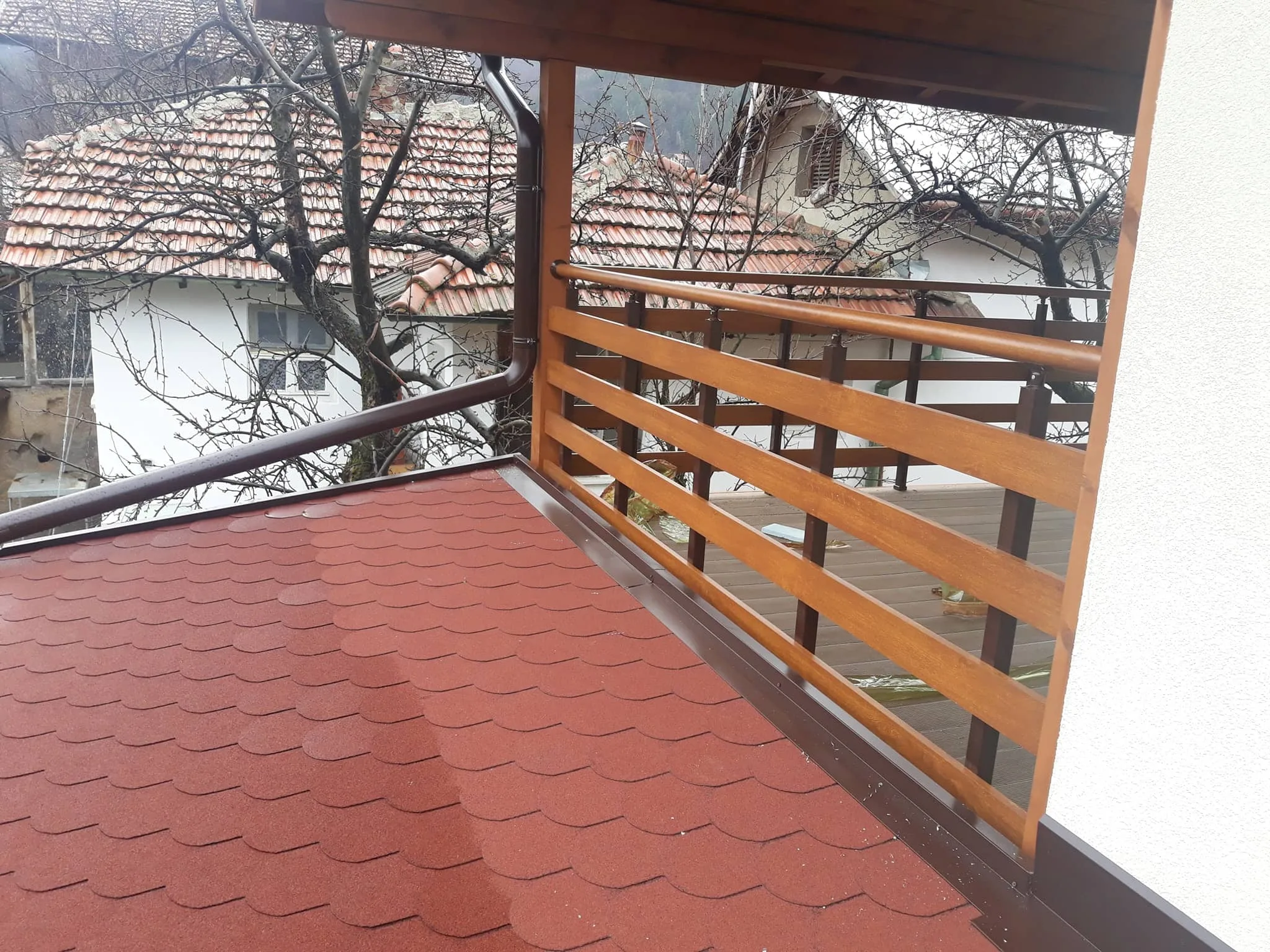 Алуминиев парапет ВИЛА с дървесен ефект – изработка и монтаж