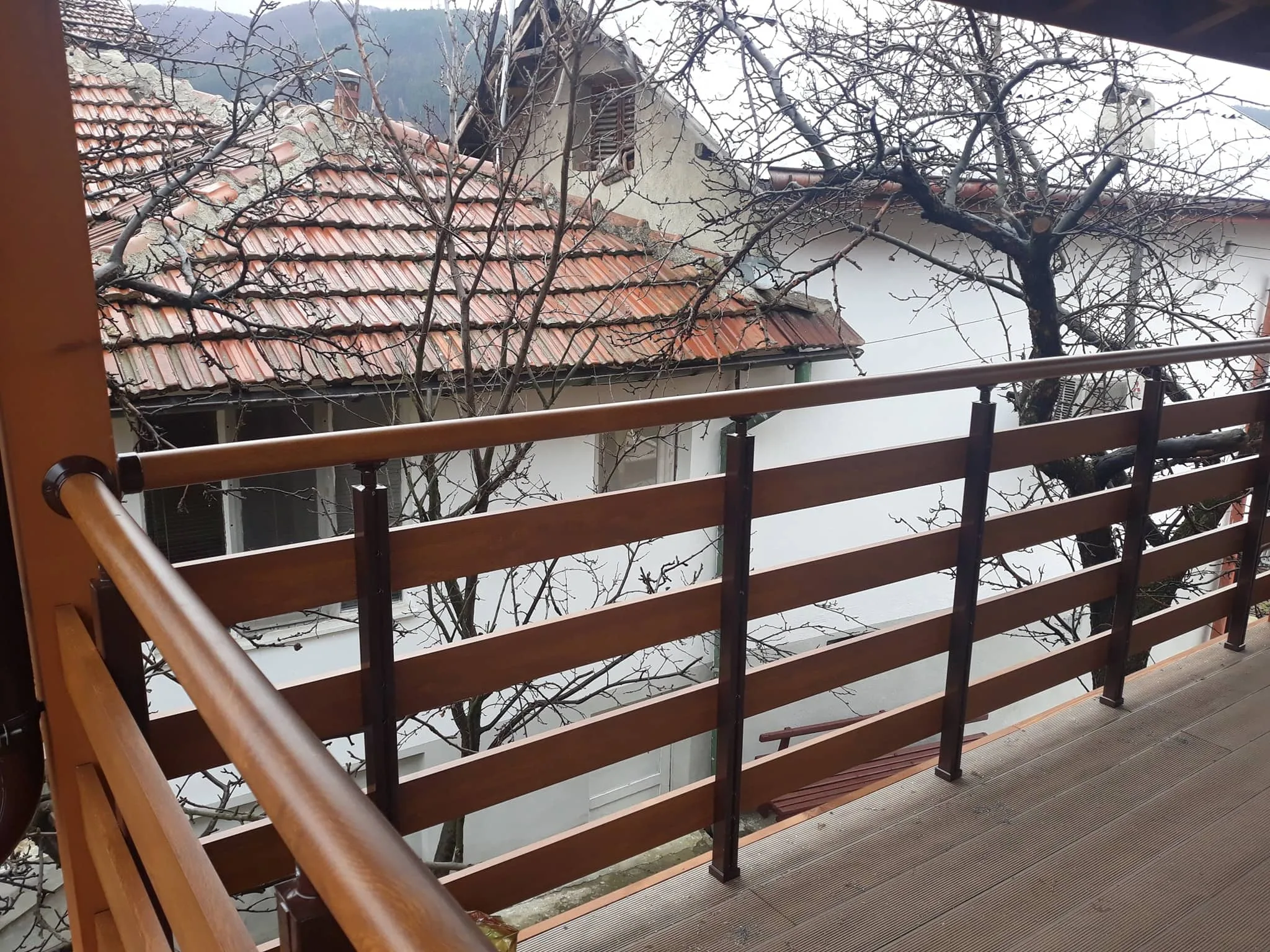 Алуминиев парапет ВИЛА с дървесен ефект – изработка и монтаж