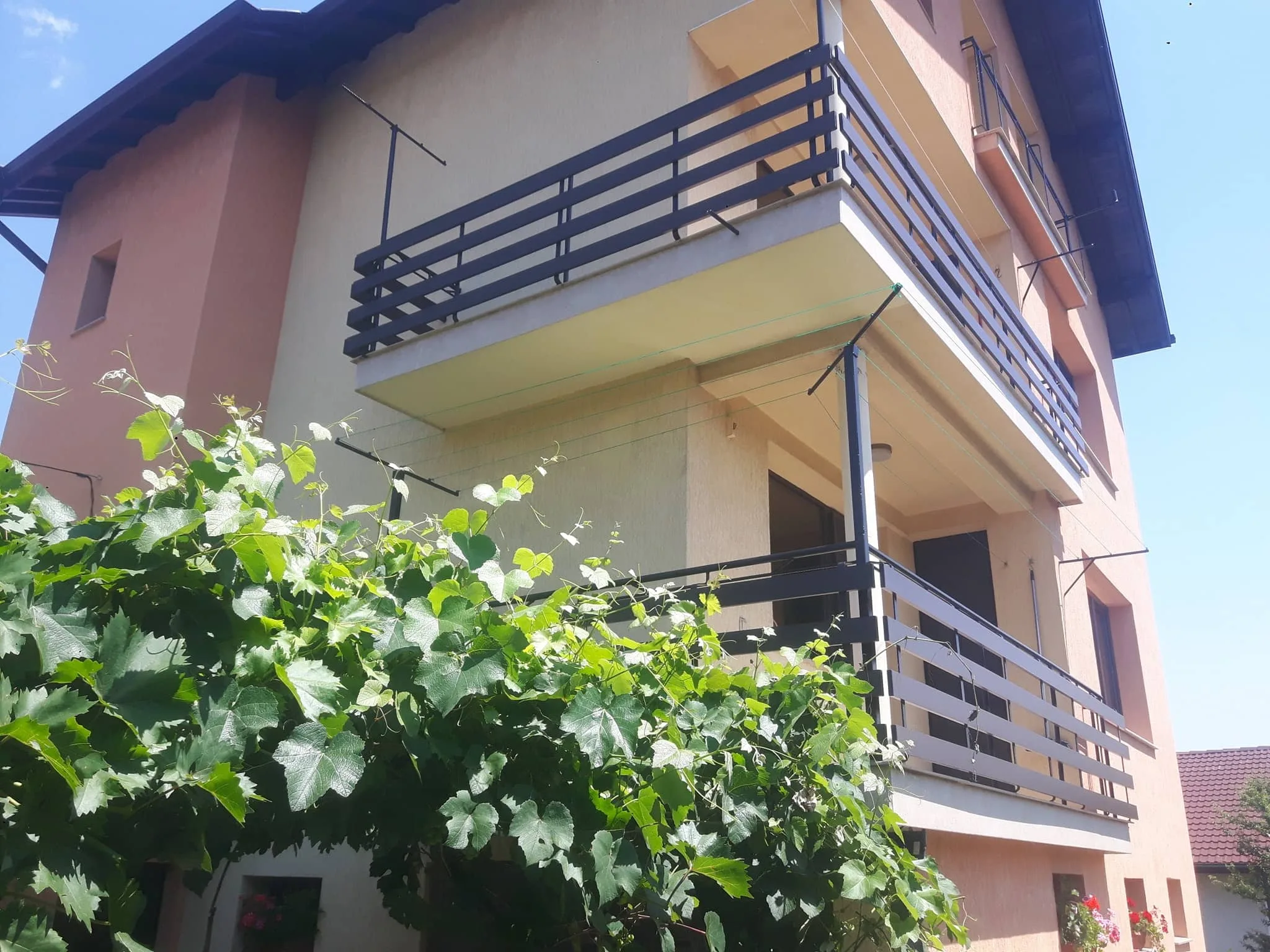 Алуминиев парапет ВИЛА с дървесен ефект – изработка и монтаж