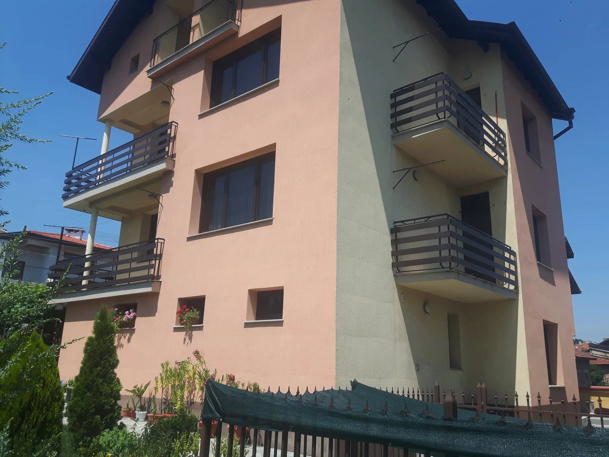 Алуминиев парапет ВИЛА с дървесен ефект – изработка и монтаж