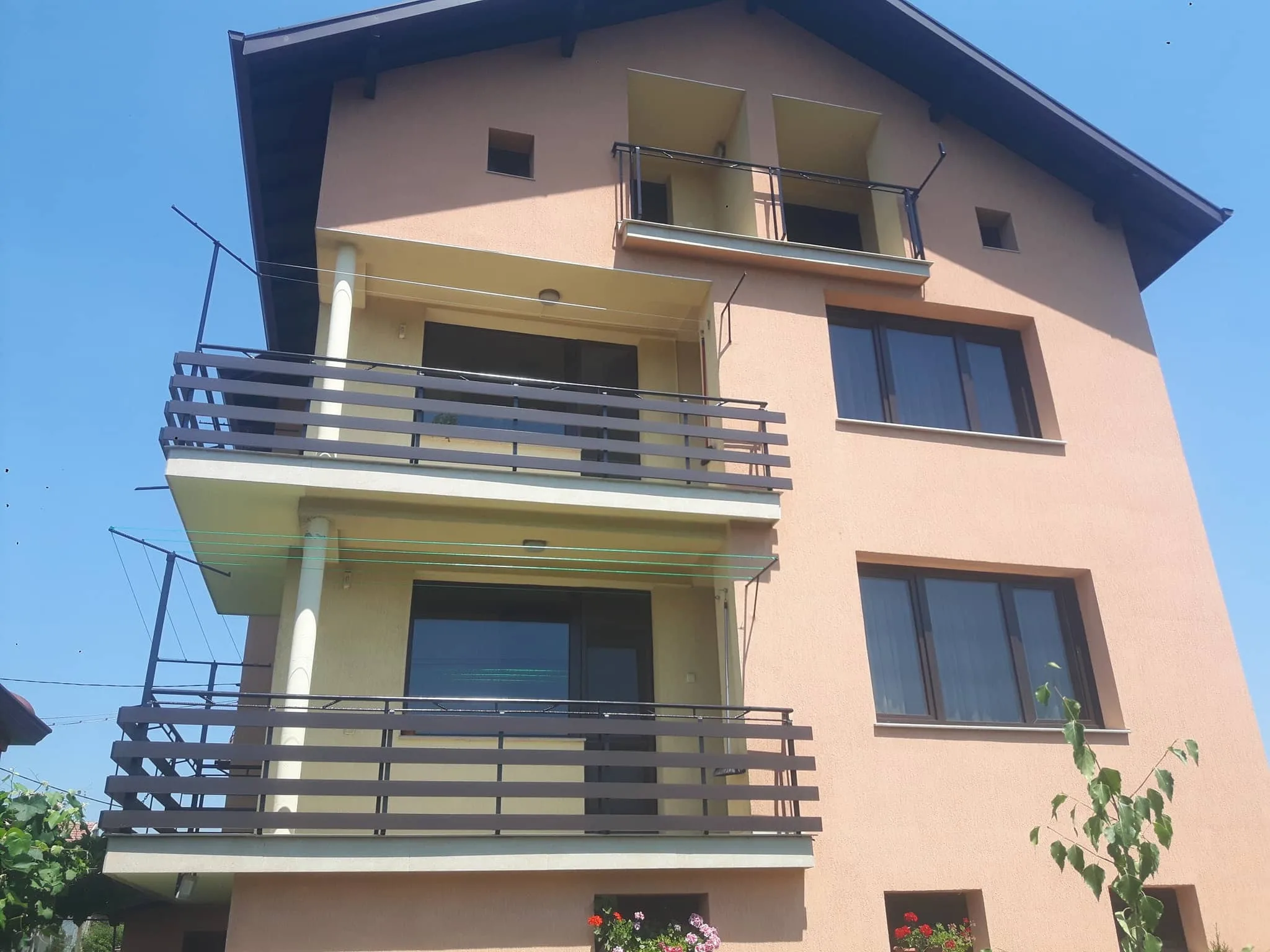 Алуминиев парапет ВИЛА с дървесен ефект – изработка и монтаж