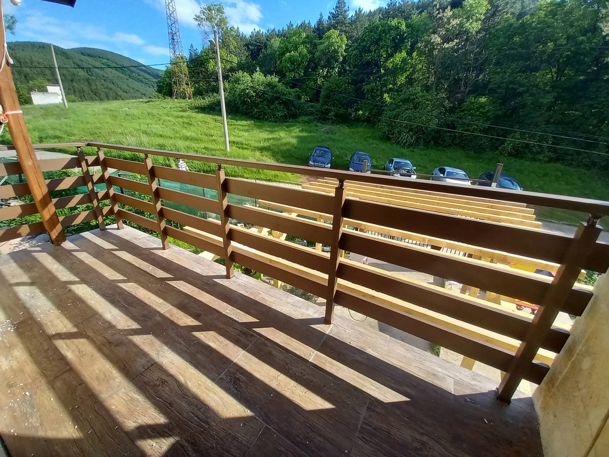 Алуминиев парапет ВИЛА с дървесен ефект – изработка и монтаж