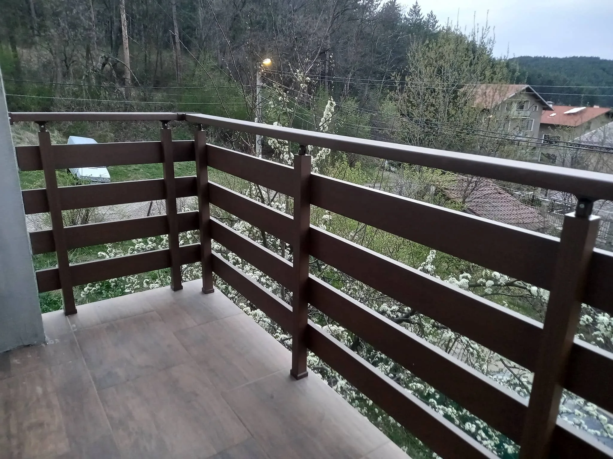 Алуминиев парапет ВИЛА с дървесен ефект – изработка и монтаж