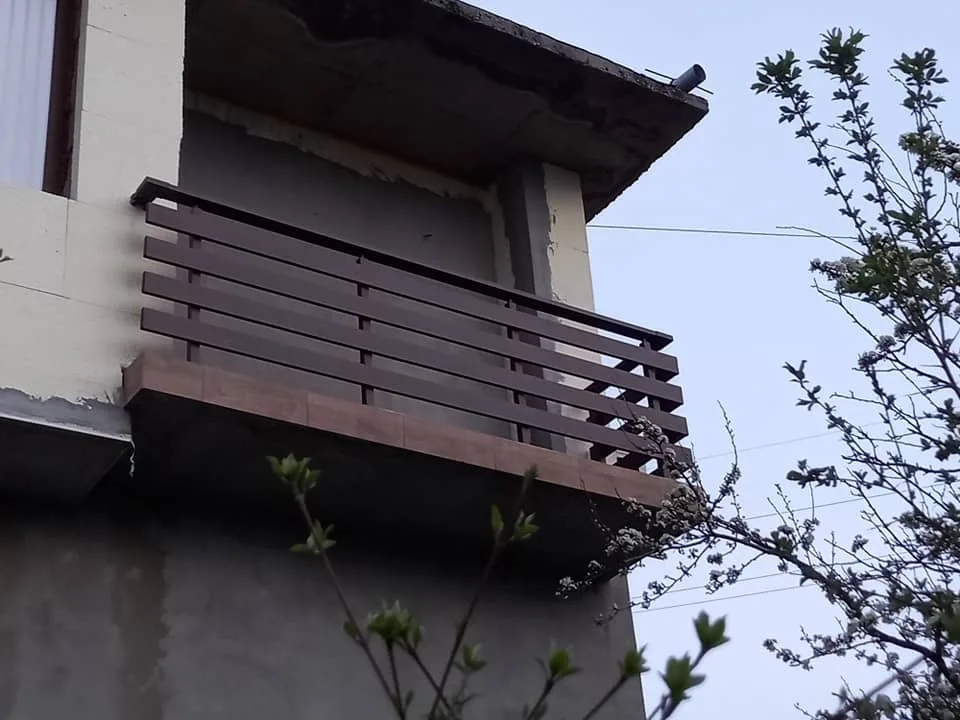 Алуминиев парапет ВИЛА с дървесен ефект – изработка и монтаж