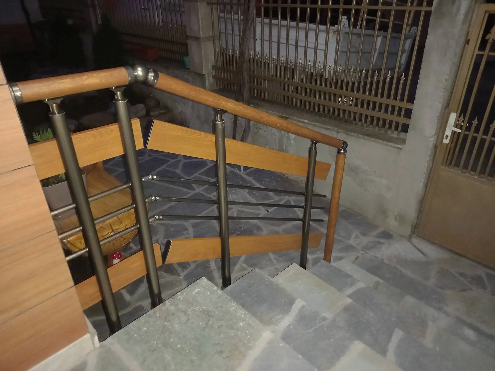 Парапет ВИЛА-микс по поръчка – изработка и монтаж Pernik