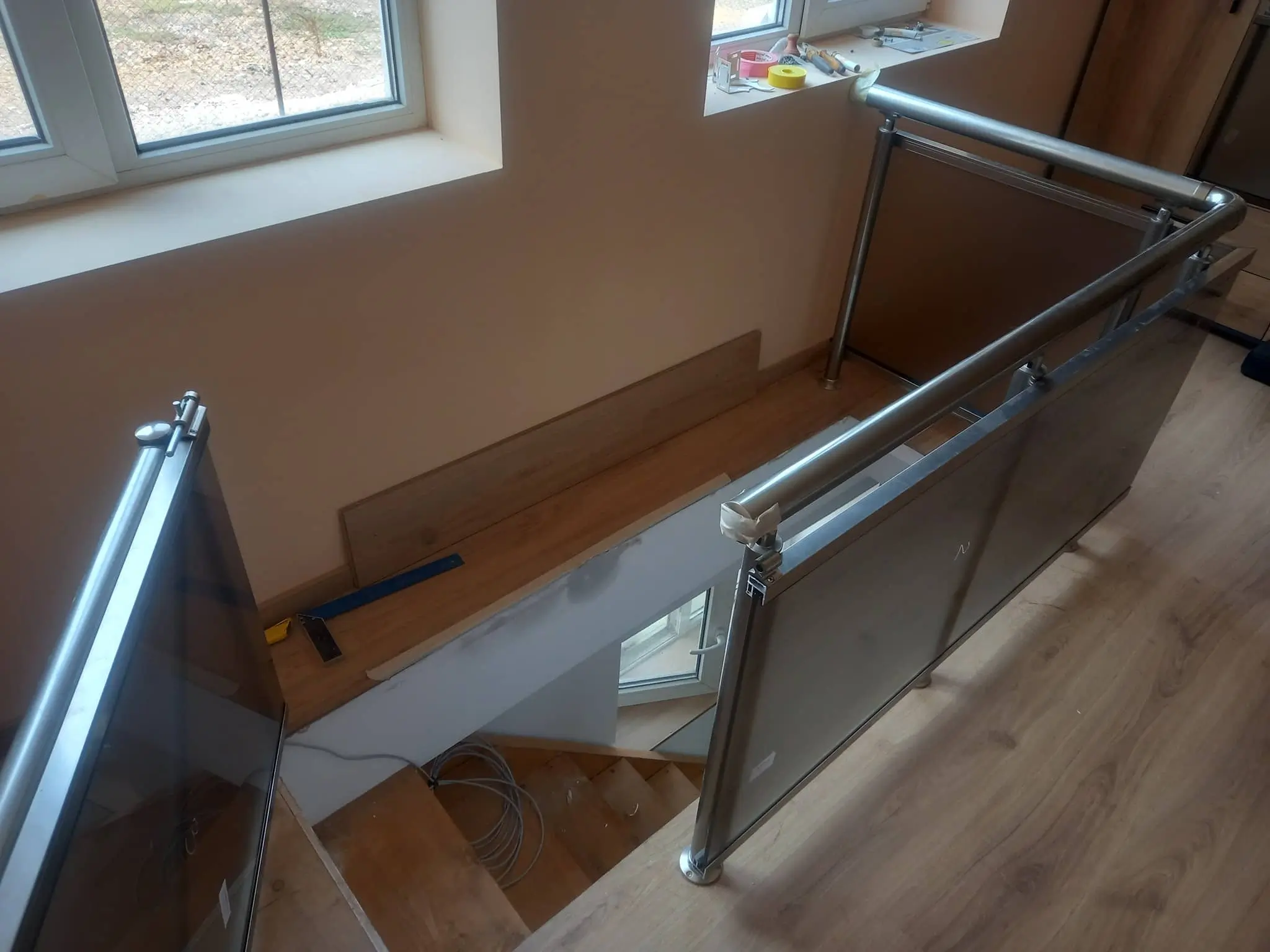 Парапет със стъкло по поръчка – изработка и монтаж