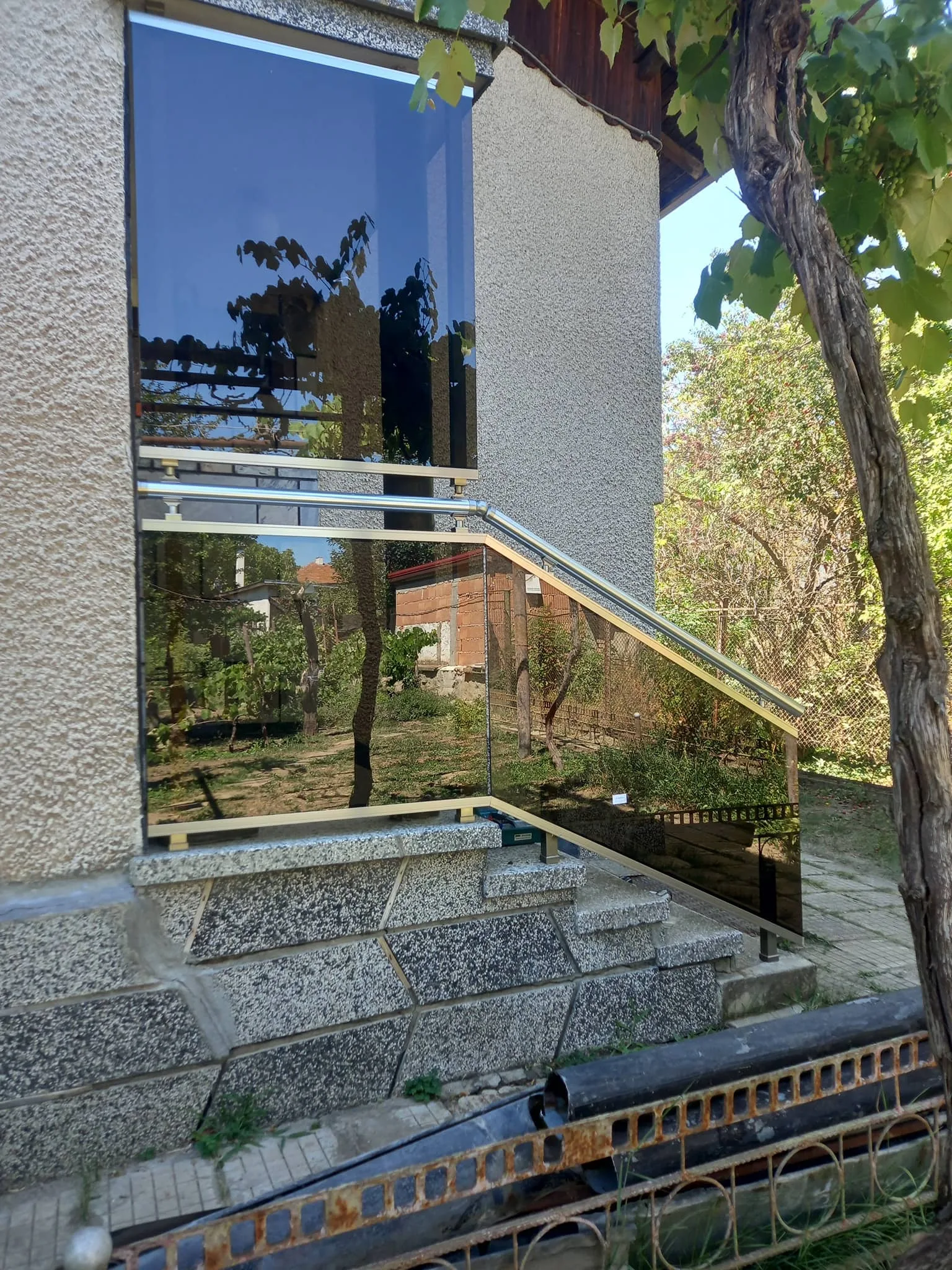 Парапет със стъкло по поръчка – изработка и монтаж