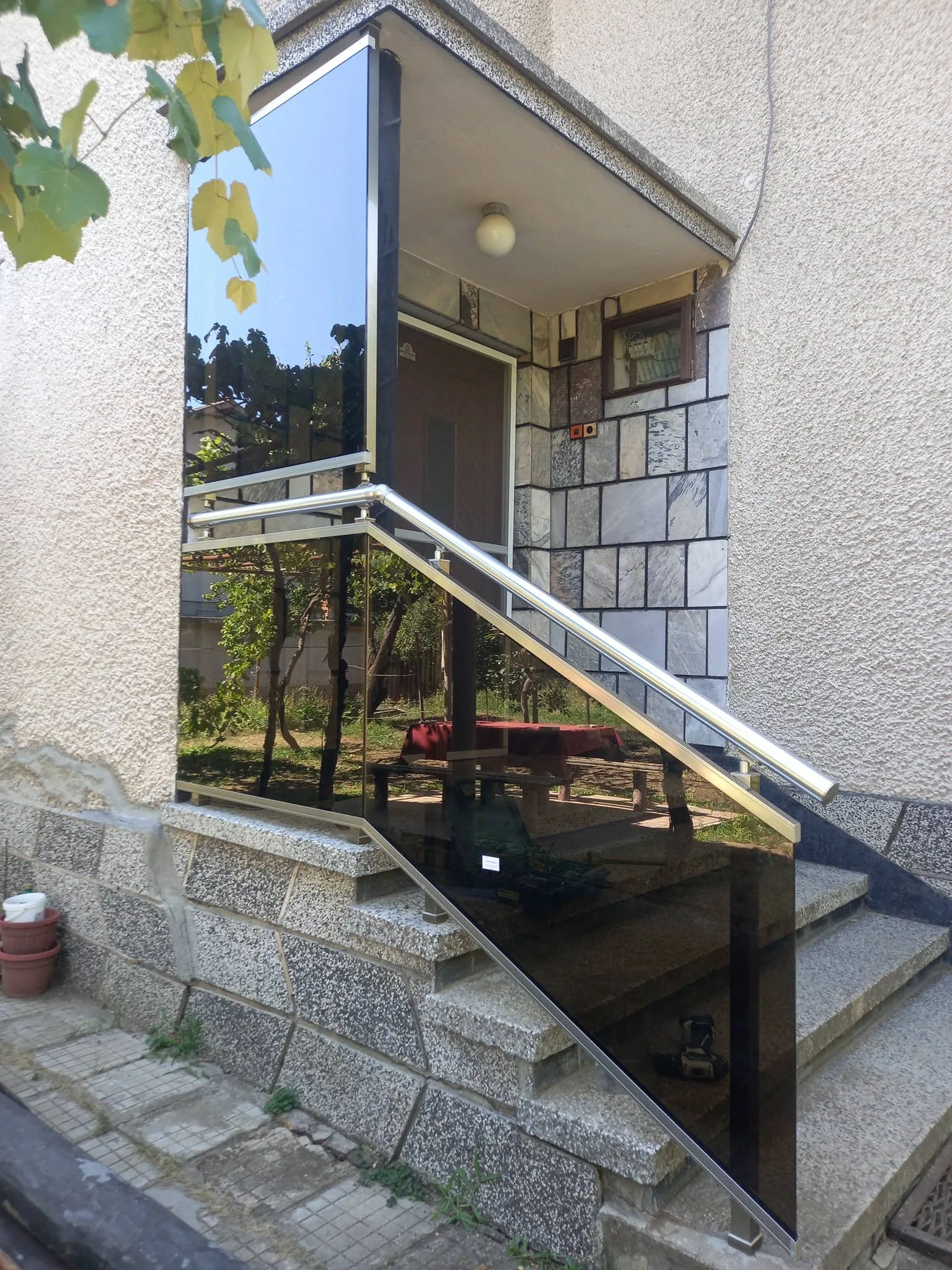 Парапет със стъкло по поръчка – изработка и монтаж