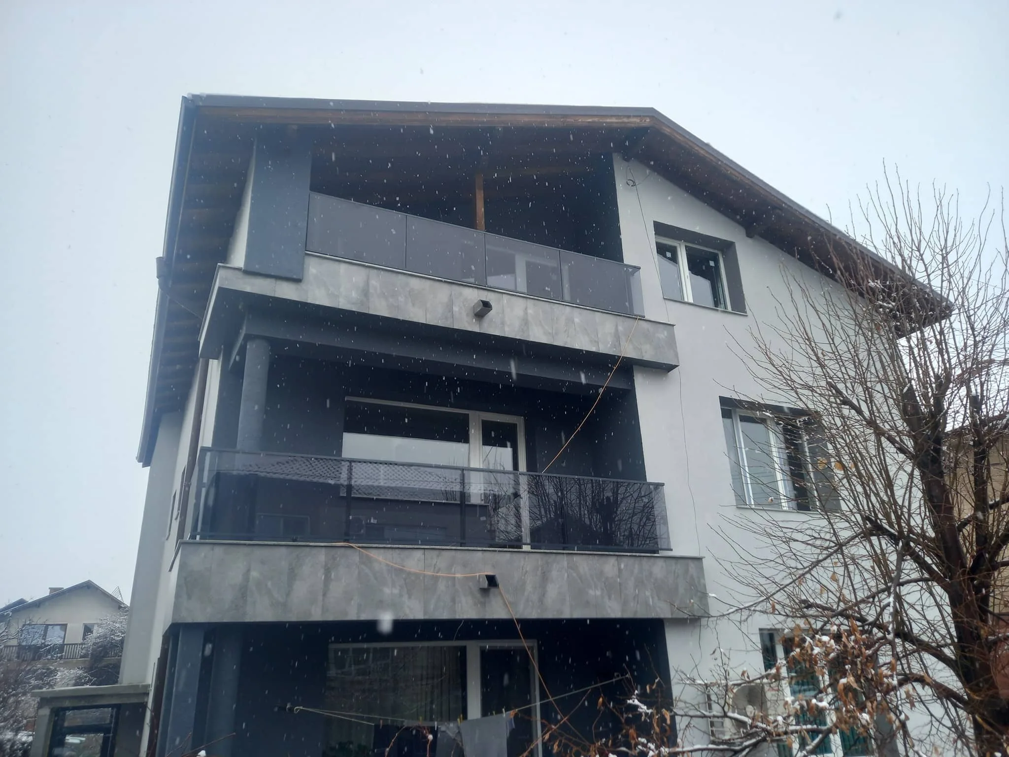 Парапет със стъкло по поръчка – изработка и монтаж