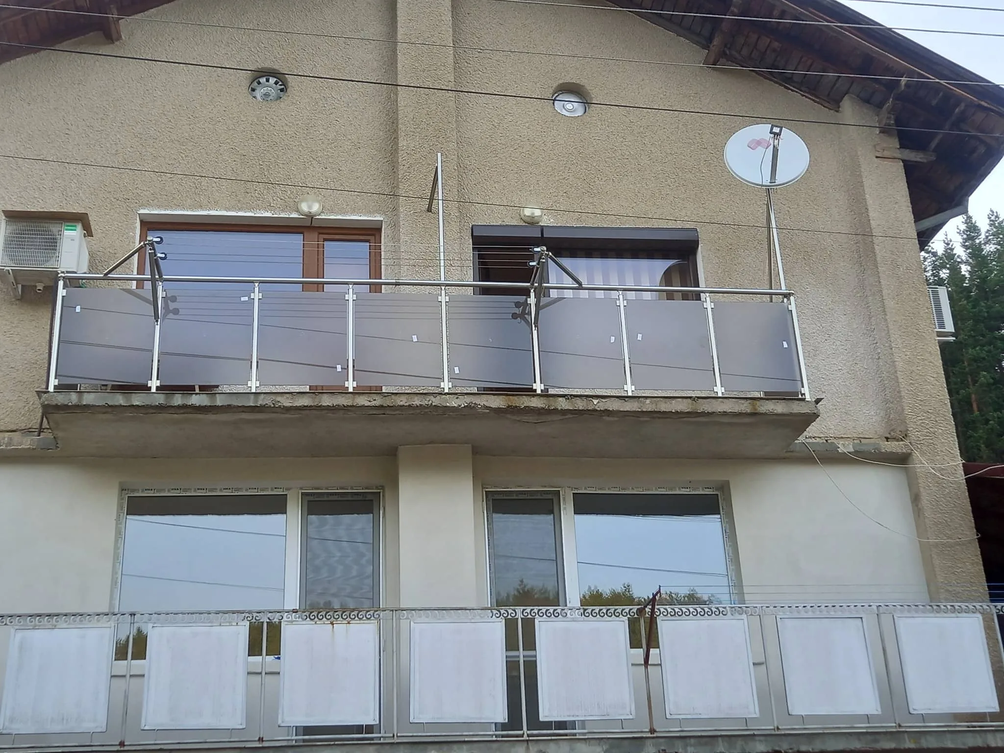 Парапет със стъкло по поръчка – изработка и монтаж