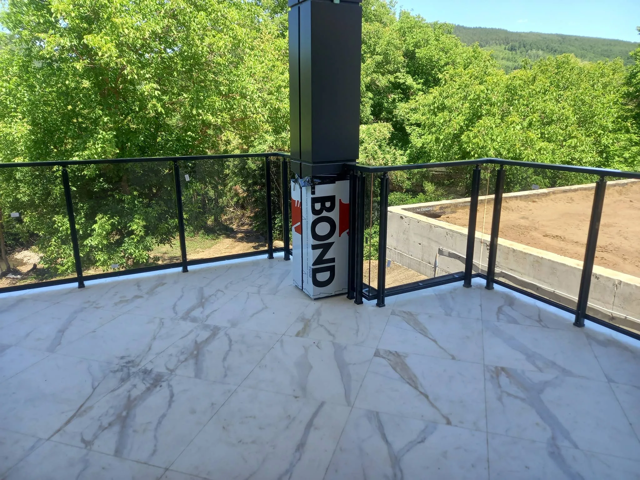 Парапет със стъкло по поръчка – изработка и монтаж