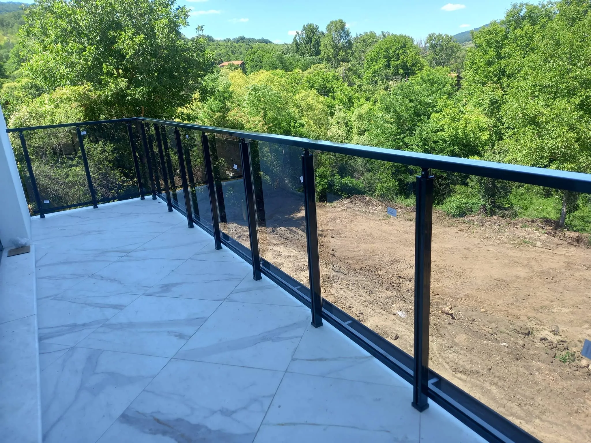 Парапет със стъкло по поръчка – изработка и монтаж