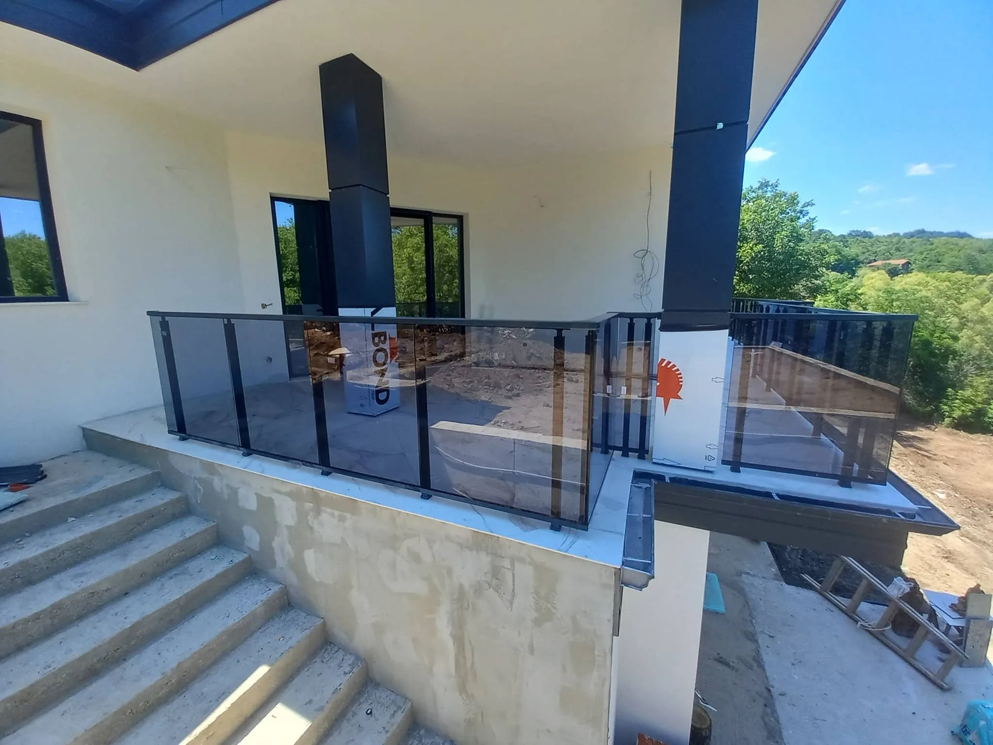 Парапет със стъкло по поръчка – изработка и монтаж