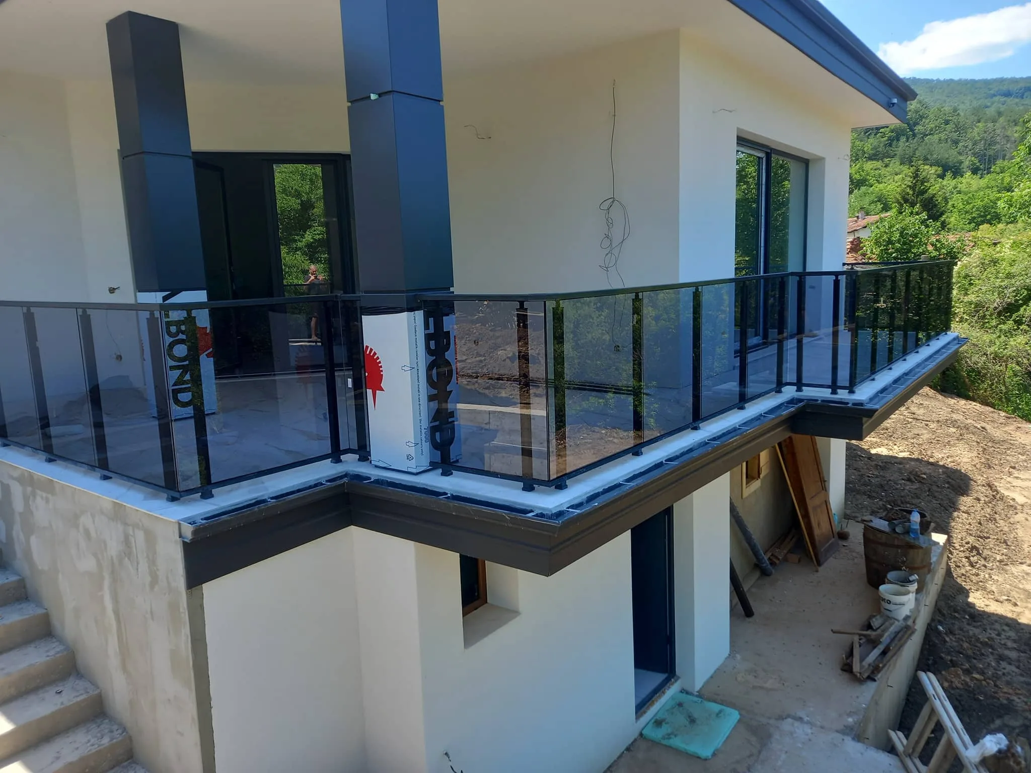 Парапет със стъкло по поръчка – изработка и монтаж