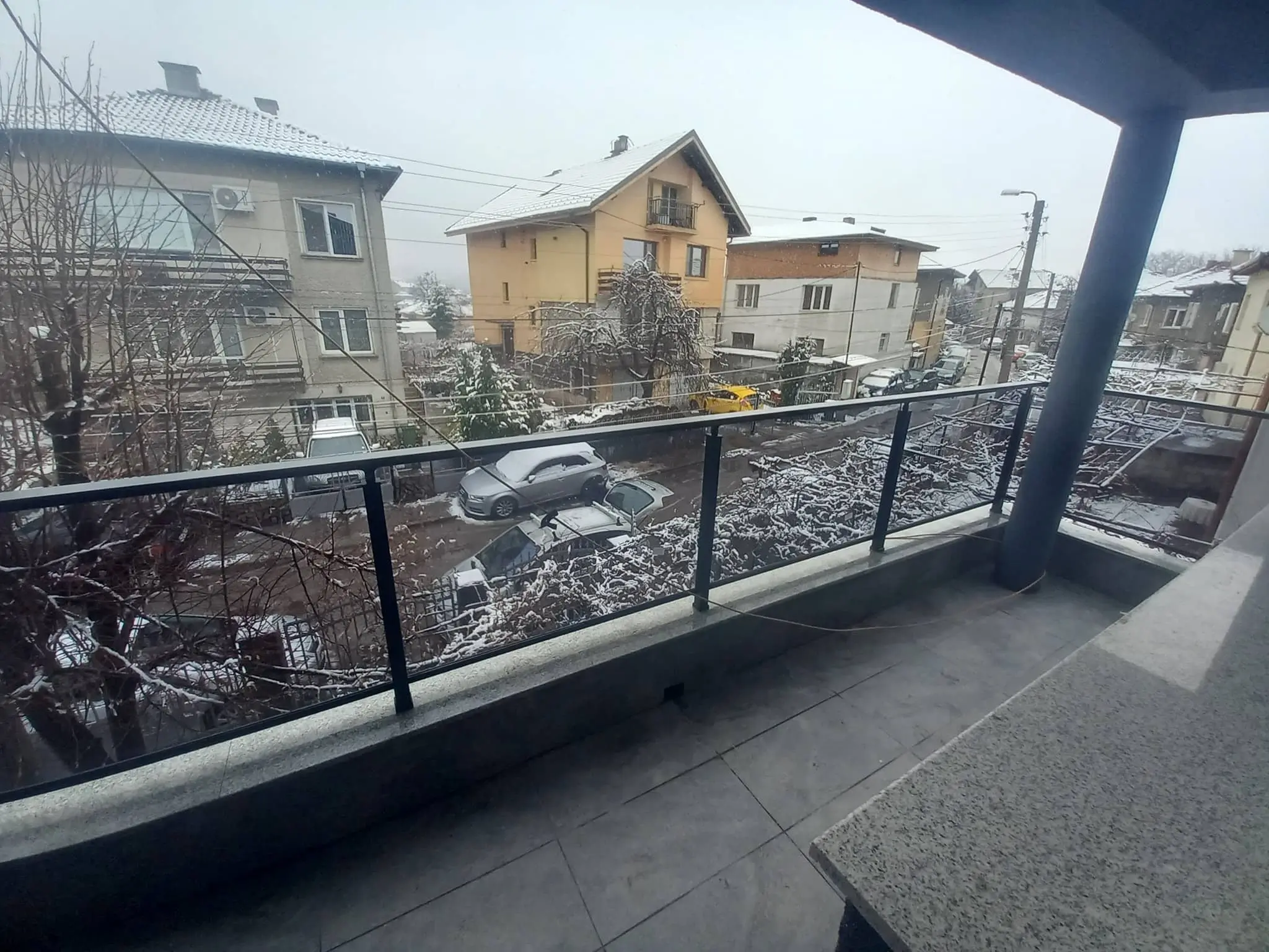 Парапет със стъкло по поръчка – изработка и монтаж